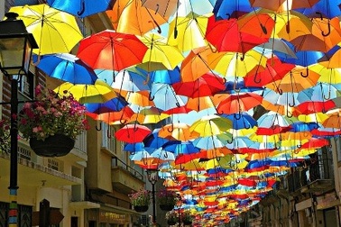 Rực rỡ phố "ô dù" ở Bồ Đào Nha